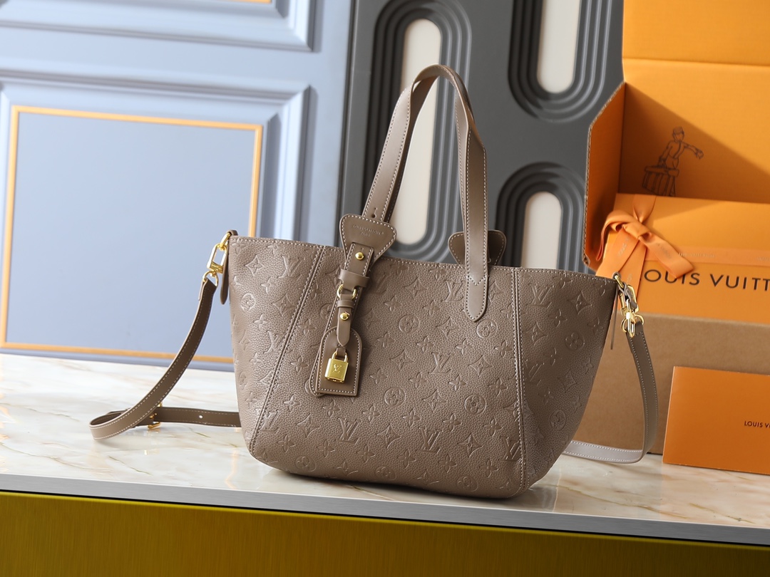 Louis Vuitton LV Capucines BB Handbag Premium Canvas Model M25862 Gift Box Included Special Occasion Fashion Bag